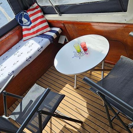 Boat Allemansfreon - Kamperen Op Het Water - Niet Om Mee Te Varen - Read Host Profile-Lees Hostprofiel Jutrijp Dış mekan fotoğraf