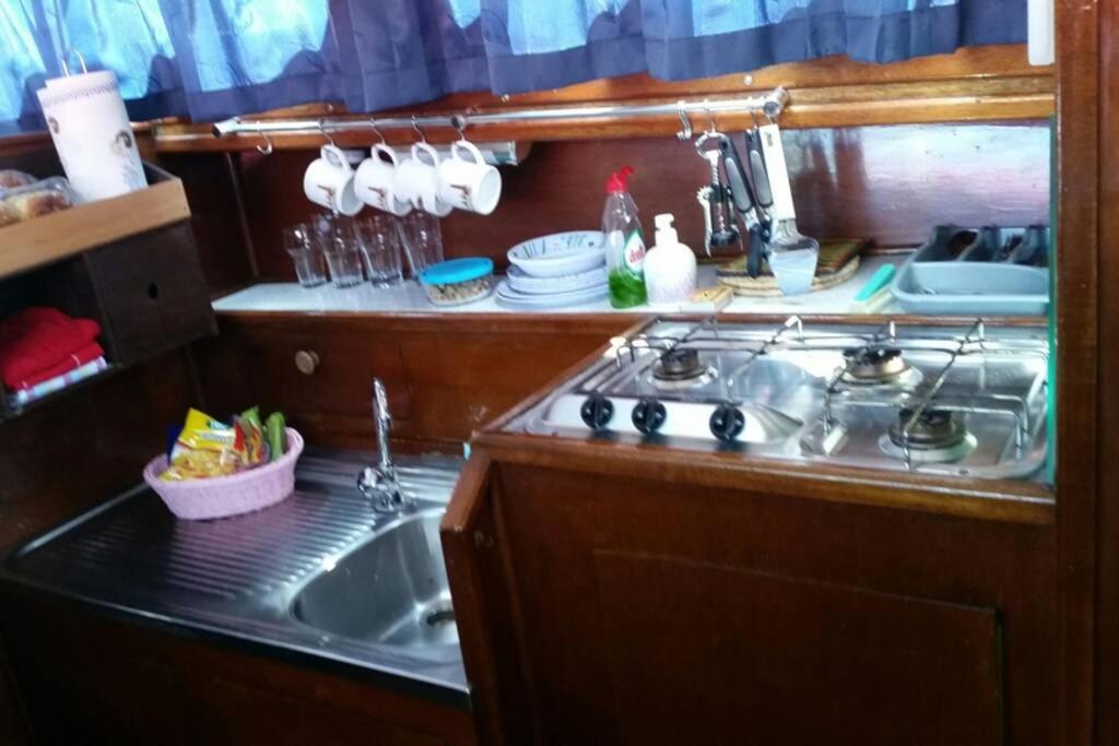 Boat Allemansfreon - Kamperen Op Het Water - Niet Om Mee Te Varen - Read Host Profile-Lees Hostprofiel Jutrijp Dış mekan fotoğraf