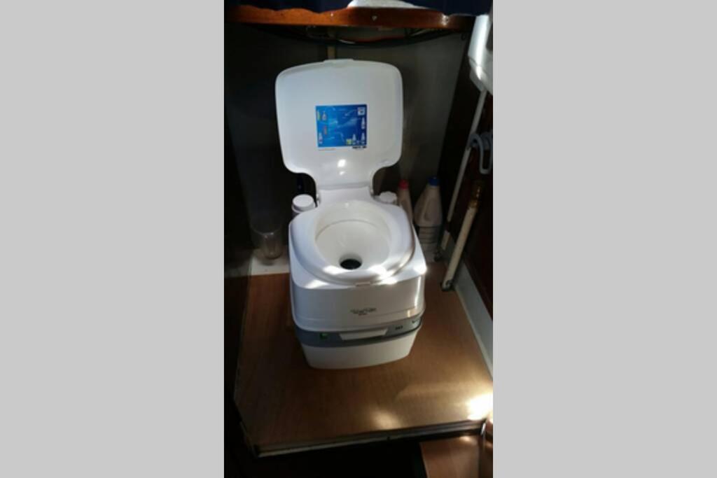 Boat Allemansfreon - Kamperen Op Het Water - Niet Om Mee Te Varen - Read Host Profile-Lees Hostprofiel Jutrijp Dış mekan fotoğraf