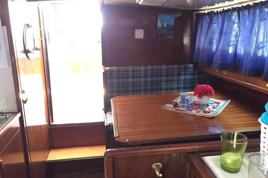 Boat Allemansfreon - Kamperen Op Het Water - Niet Om Mee Te Varen - Read Host Profile-Lees Hostprofiel Jutrijp Dış mekan fotoğraf