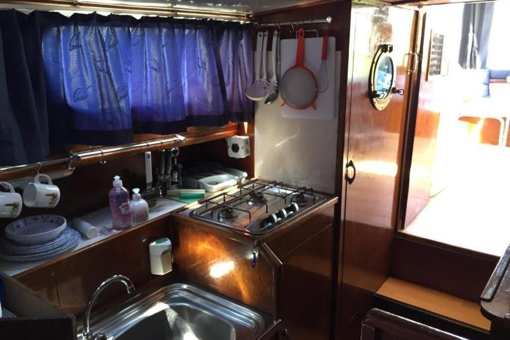 Boat Allemansfreon - Kamperen Op Het Water - Niet Om Mee Te Varen - Read Host Profile-Lees Hostprofiel Jutrijp Dış mekan fotoğraf