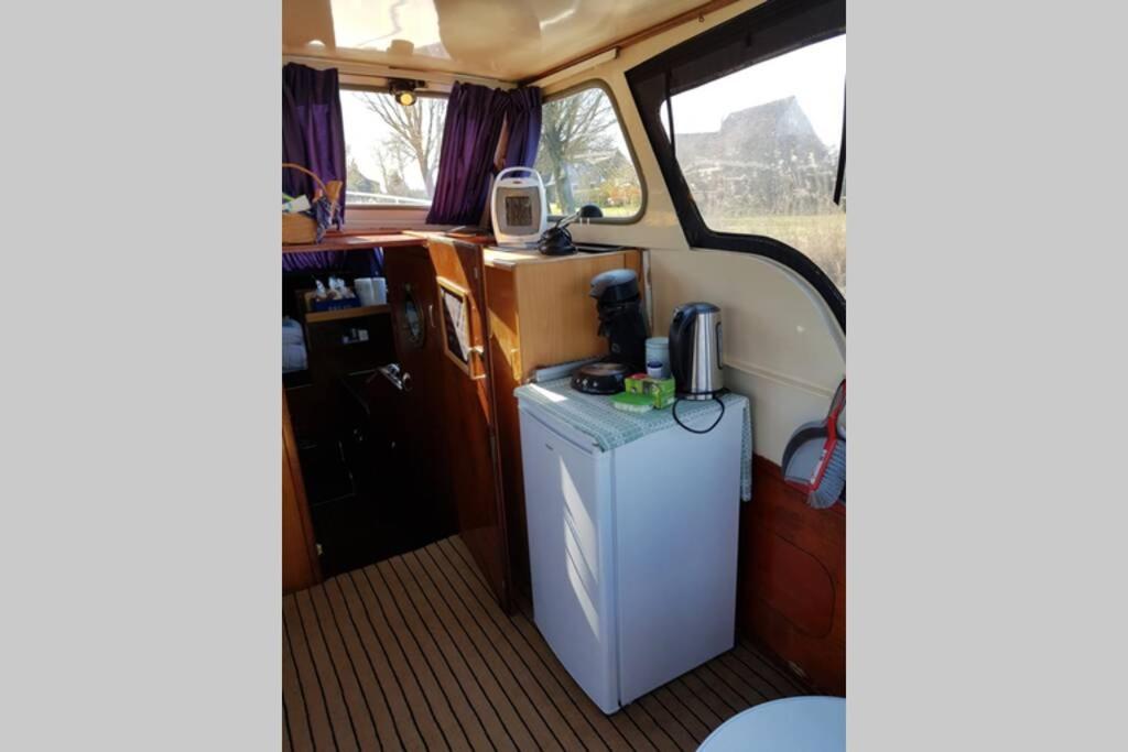 Boat Allemansfreon - Kamperen Op Het Water - Niet Om Mee Te Varen - Read Host Profile-Lees Hostprofiel Jutrijp Dış mekan fotoğraf