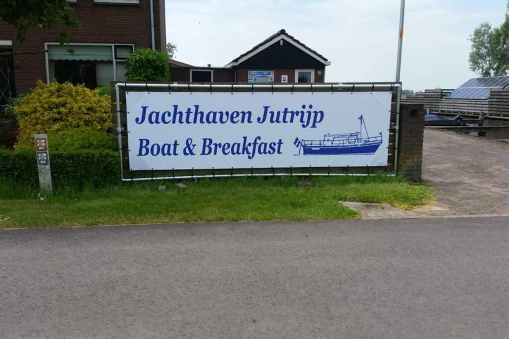Boat Allemansfreon - Kamperen Op Het Water - Niet Om Mee Te Varen - Read Host Profile-Lees Hostprofiel Jutrijp Dış mekan fotoğraf