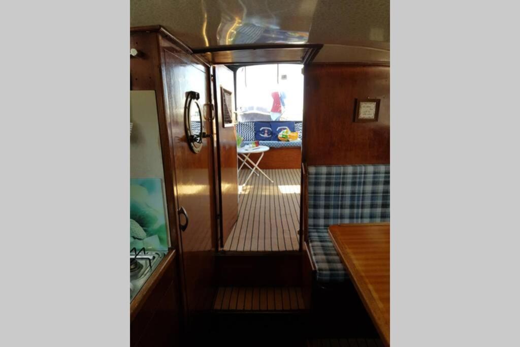 Boat Allemansfreon - Kamperen Op Het Water - Niet Om Mee Te Varen - Read Host Profile-Lees Hostprofiel Jutrijp Dış mekan fotoğraf