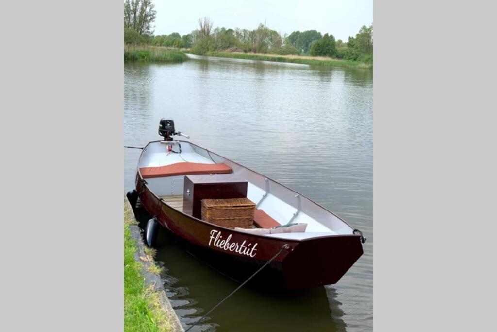 Boat Allemansfreon - Kamperen Op Het Water - Niet Om Mee Te Varen - Read Host Profile-Lees Hostprofiel Jutrijp Dış mekan fotoğraf